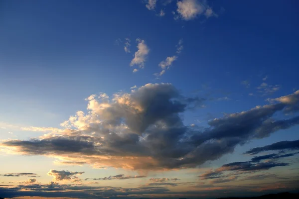 Mavi kırmızı günbatımı gökyüzü arka plan — Stok fotoğraf