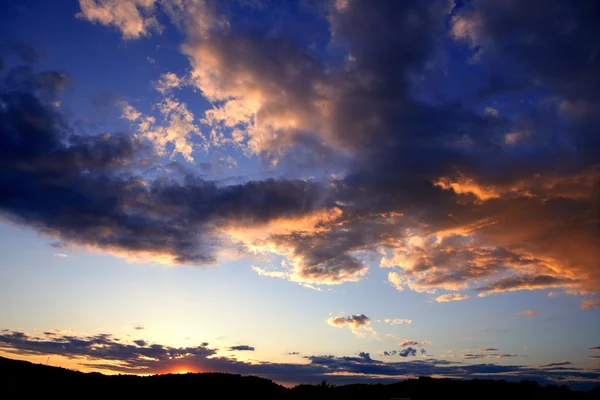 Azul vermelho pôr-do-sol céu fundo — Fotografia de Stock