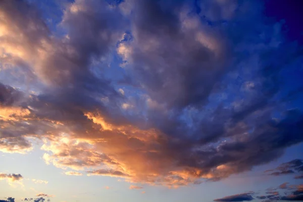 Blå röd solnedgång himmel bakgrund — Stock fotografie