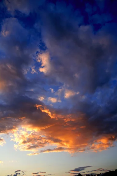 Μπλε κόκκινο ηλιοβασίλεμα ουρανό φόντο — Φωτογραφία Αρχείου