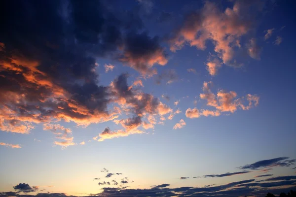 Blå röd solnedgång himmel bakgrund — Stock fotografie