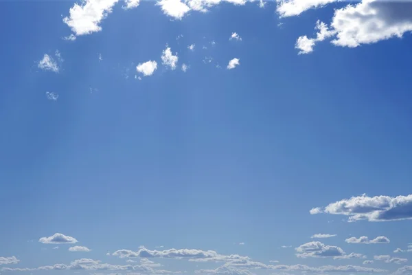 Mükemmel mavi gökyüzü beyaz bulutlar üzerinde güneşli gündüz — Stok fotoğraf