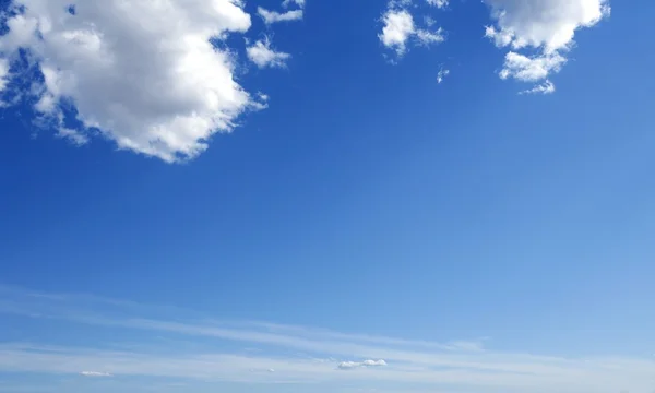 Mükemmel mavi gökyüzü beyaz bulutlar üzerinde güneşli gündüz — Stok fotoğraf
