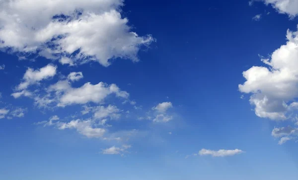 Kék tökéletes ég fehér felhők a napfényes nappali — Stock Fotó