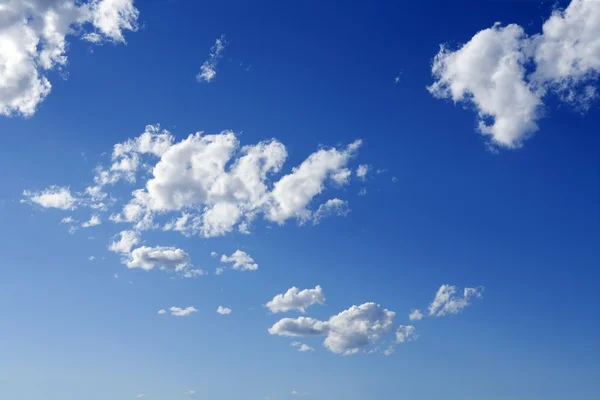 Синее солнечное небо с облаками — стоковое фото