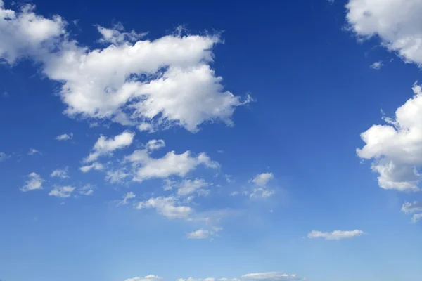 Сине-бело-голубые облака в солнечный день — стоковое фото
