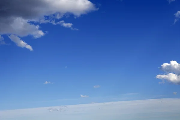 Zonnige dag van de blauwe hemel met wolken — Stockfoto
