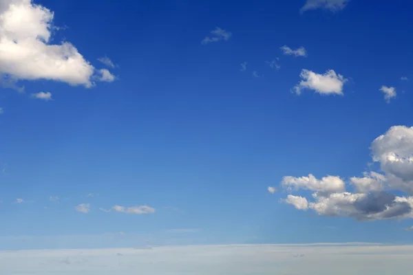 Blauer perfekter Himmel weiße Wolken am sonnigen Tag — Stockfoto
