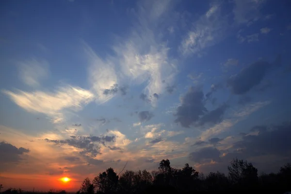Sceny dramatyczne niebo czerwone słońce wschód zachód — Zdjęcie stockowe