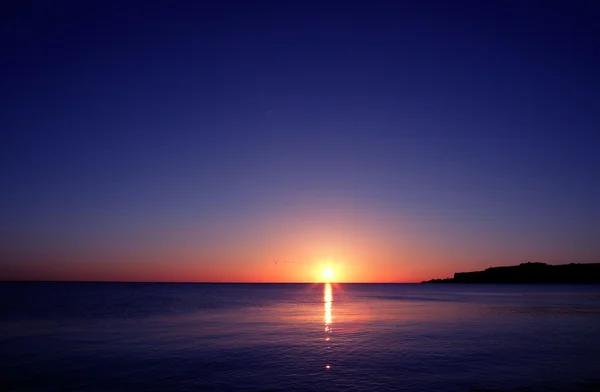 Západ slunce na horizontu oceánu mořské vody — Stock fotografie