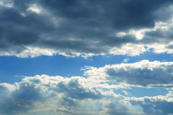 Stormachtige hemel met grijze wolken — Stockfoto