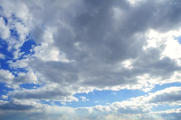 Штормовое небо с серыми облаками — стоковое фото