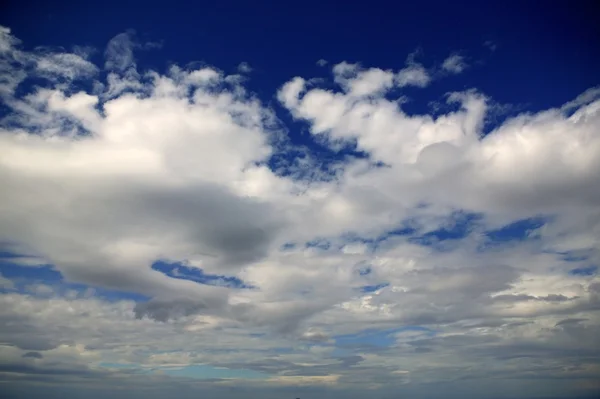 青のシンプルな自然の背景の空 — ストック写真