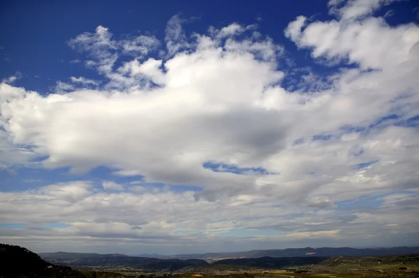 Синее идеальное летнее небо Белые облака — стоковое фото