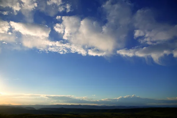 青のシンプルな自然の背景の空 — ストック写真