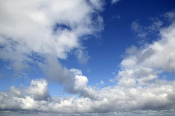 完璧な夏の青い空白い雲 — ストック写真