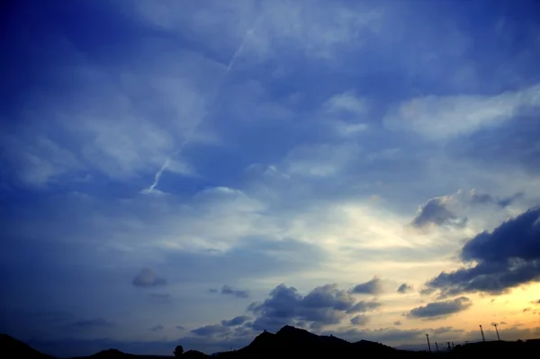 Błękitne niebo z złoty zachód światło — Zdjęcie stockowe
