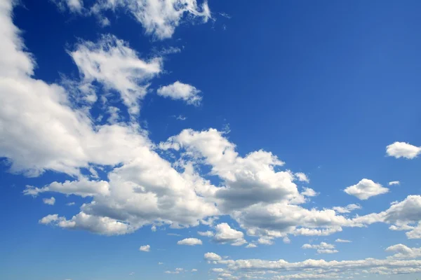 Hemel in blauw met wolken overdag — Stockfoto