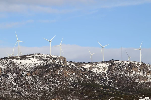 Ветрогенераторы на снежной горе — стоковое фото