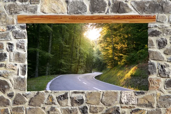 Kő kőműves fal ablak road erdő görbe megtekintése — Stock Fotó