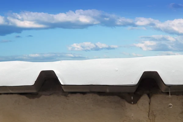 Металлическая крыша талая вода подробно голубое небо — стоковое фото