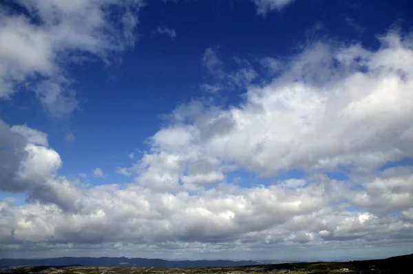 Himlen i blått med moln dagtid — Stockfoto