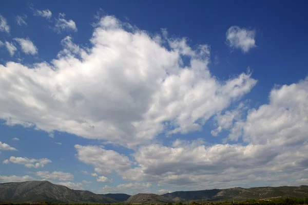 Cielo en azul con nubes durante el día — Foto de Stock