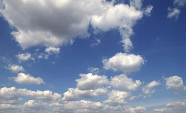 Blu cielo perfetto estate nuvole bianche — Foto Stock