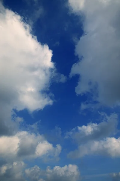 Blau perfekter Sommerhimmel weiße Wolken — Stockfoto