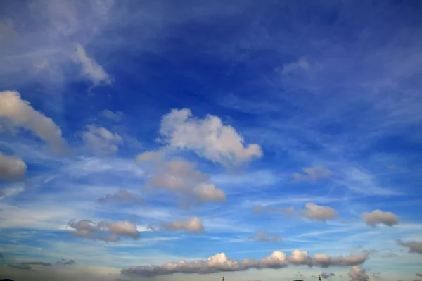 Idealnie błękitne niebo białe chmury — Zdjęcie stockowe