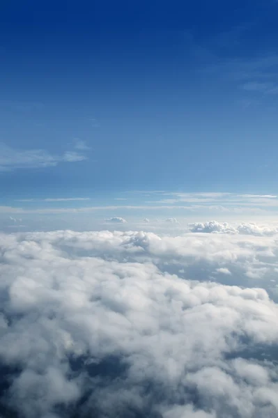 Modrá obloha mraky pohled z letadla aircarft — Stock fotografie