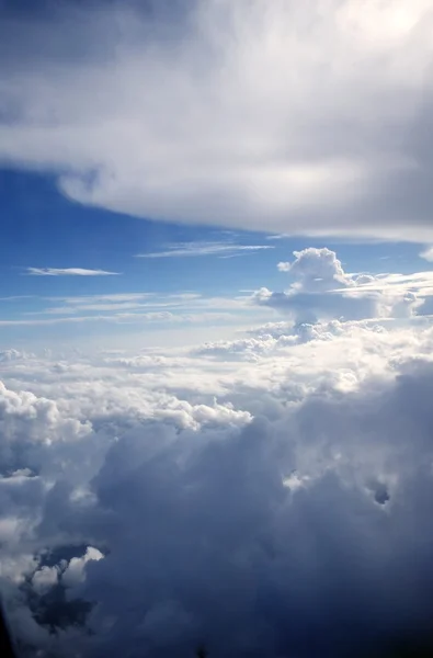 Вид на блакитні небо хмари з літака — стокове фото
