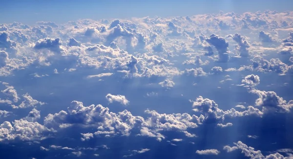 Kék eget felhők nézet aircarft repülőgép — Stock Fotó