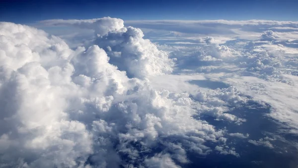 Cielo azul nubes vista desde el avión de transporte aéreo — Foto de Stock