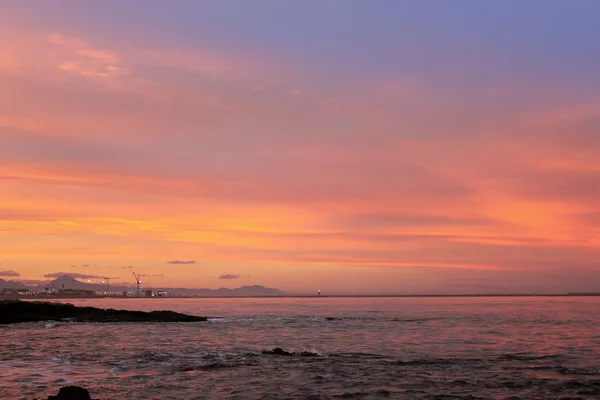 Blauer und roter Sonnenuntergang am Strand in denia alicante — Stockfoto