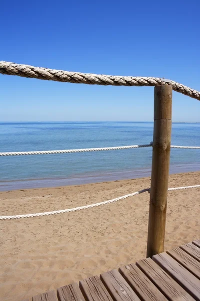 Passarela em trilhos de corda de madeira na praia do mar — Fotografia de Stock