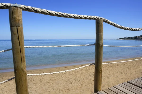 Passerella su ringhiera in corda di legno sulla spiaggia di mare — Foto Stock