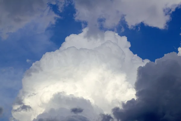 A Cumulus felhők drámai kék ég felhős — Stock Fotó