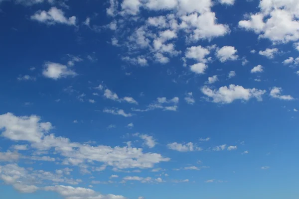 Cielo azul nubes fondo paisaje nublado verano — Foto de Stock