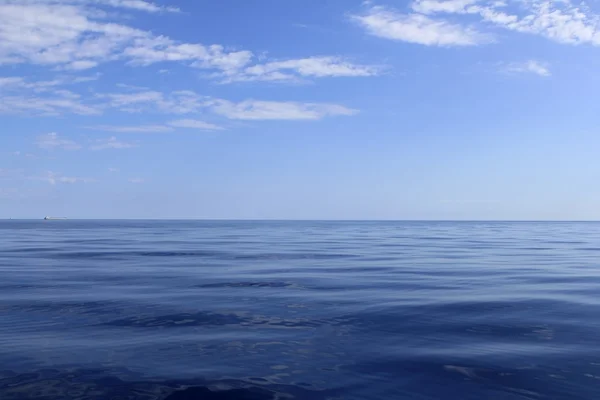 Mar azul horizonte océano perfecto en calma —  Fotos de Stock