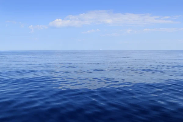 Azul mar horizonte oceano perfeito em calma — Fotografia de Stock