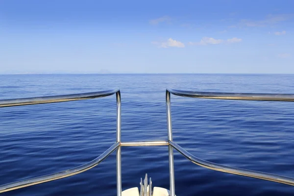 Azul perfeito mar cruzeiro barco arco calmo oceano — Fotografia de Stock