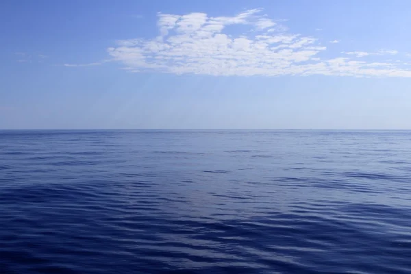 Mar azul horizonte océano perfecto en calma —  Fotos de Stock