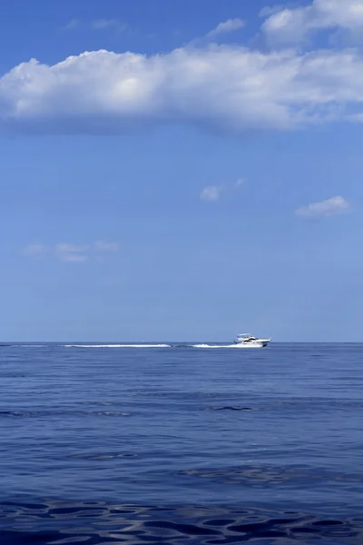 Μηχανοκίνητο σκάφος fisherboat ταχύτητα πλεύσης στο γαλάζιο της θάλασσας — Φωτογραφία Αρχείου