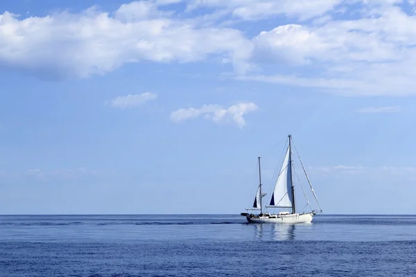 Sailboat sailing on blue sea horizon ocean — Stock Photo, Image