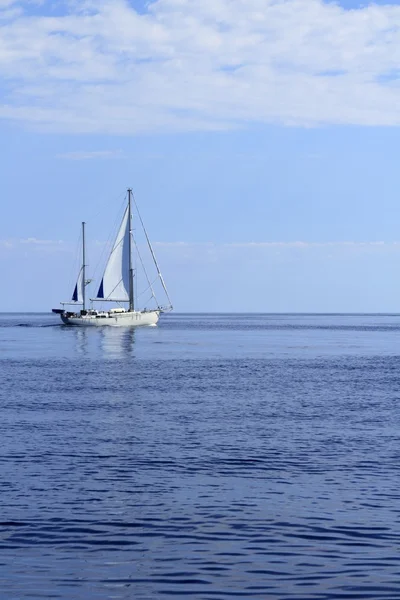 Veleiro navegando no mar azul horizonte oceano — Fotografia de Stock