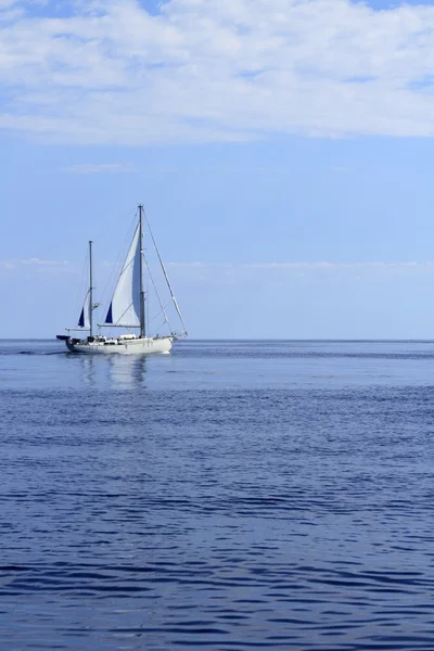 Voilier voile sur l'horizon bleu de la mer océan — Photo