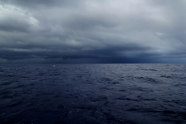 Облачный штормовой день в океане — стоковое фото