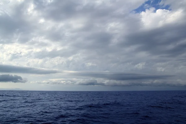 Giornata nuvolosa e tempestosa sul mare dell'oceano — Foto Stock