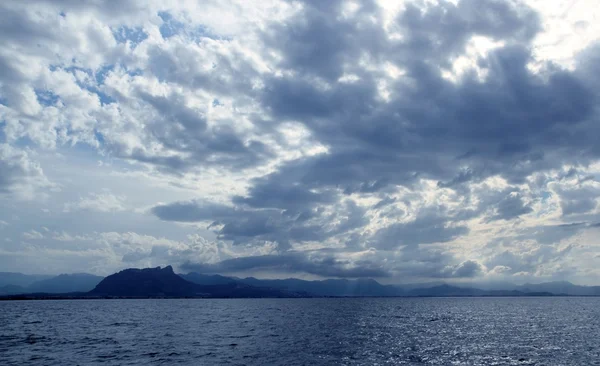 Θολό τοπίο, μπλε Ωκεανό θάλασσα σε mongo denia — Φωτογραφία Αρχείου